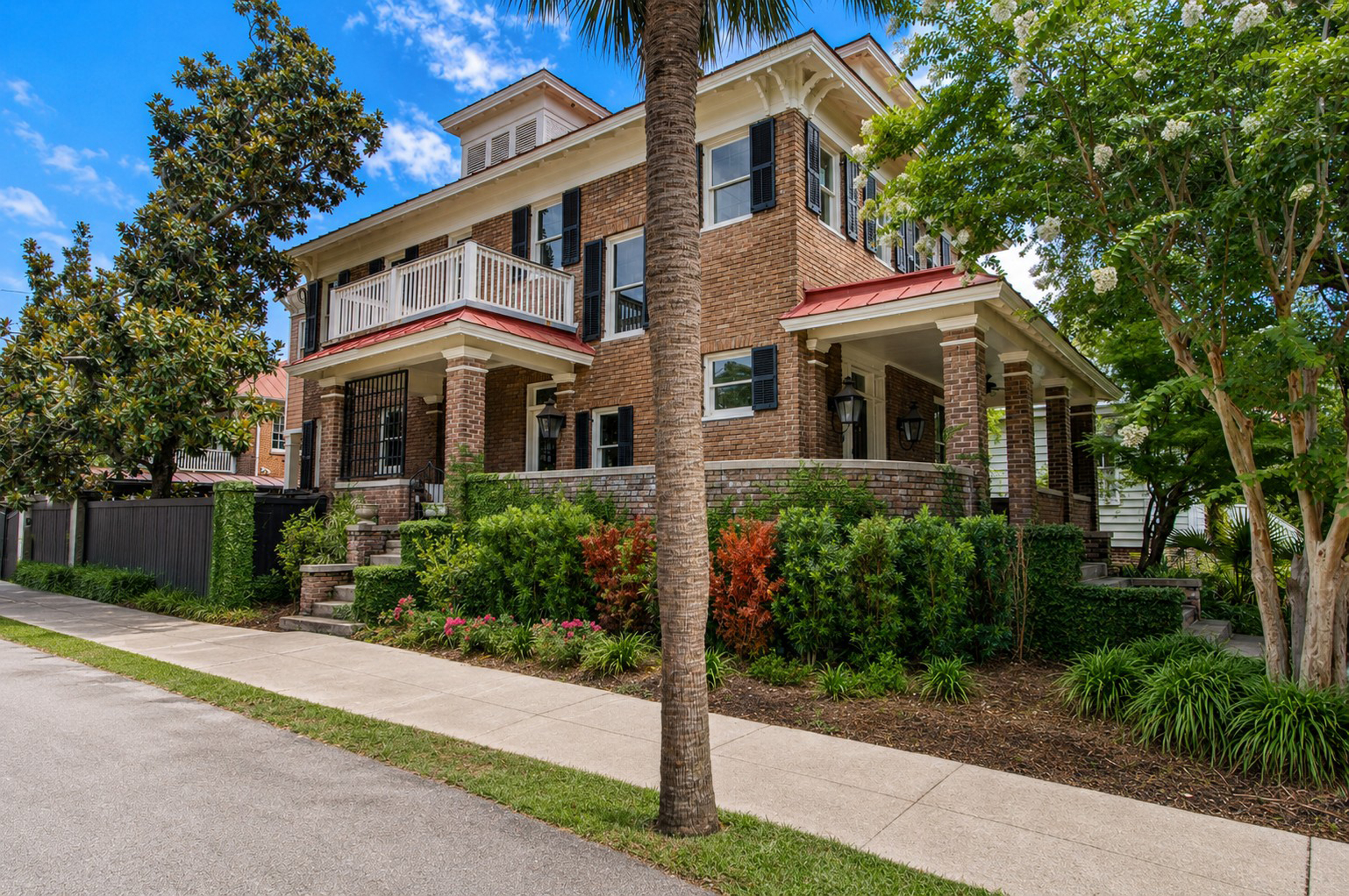 Corner exterior of 173 Tradd Street