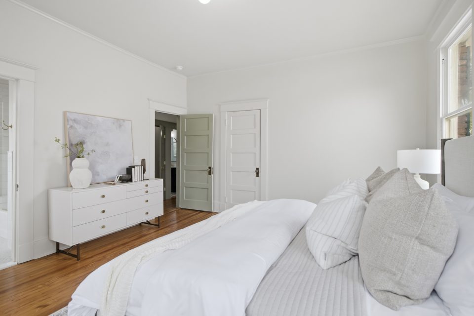 Custom kitchen and marble work surfaces at 173 Tradd Street