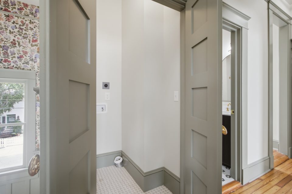 Custom kitchen and marble work surfaces at 173 Tradd Street