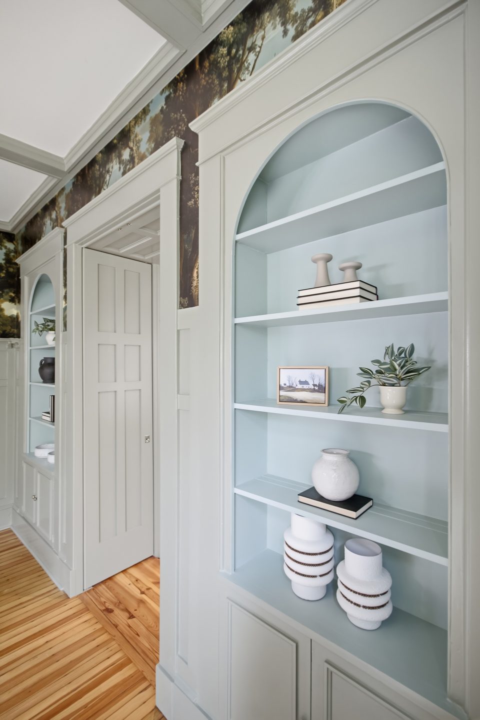 Sitting room and built-ins at 173 Tradd Street