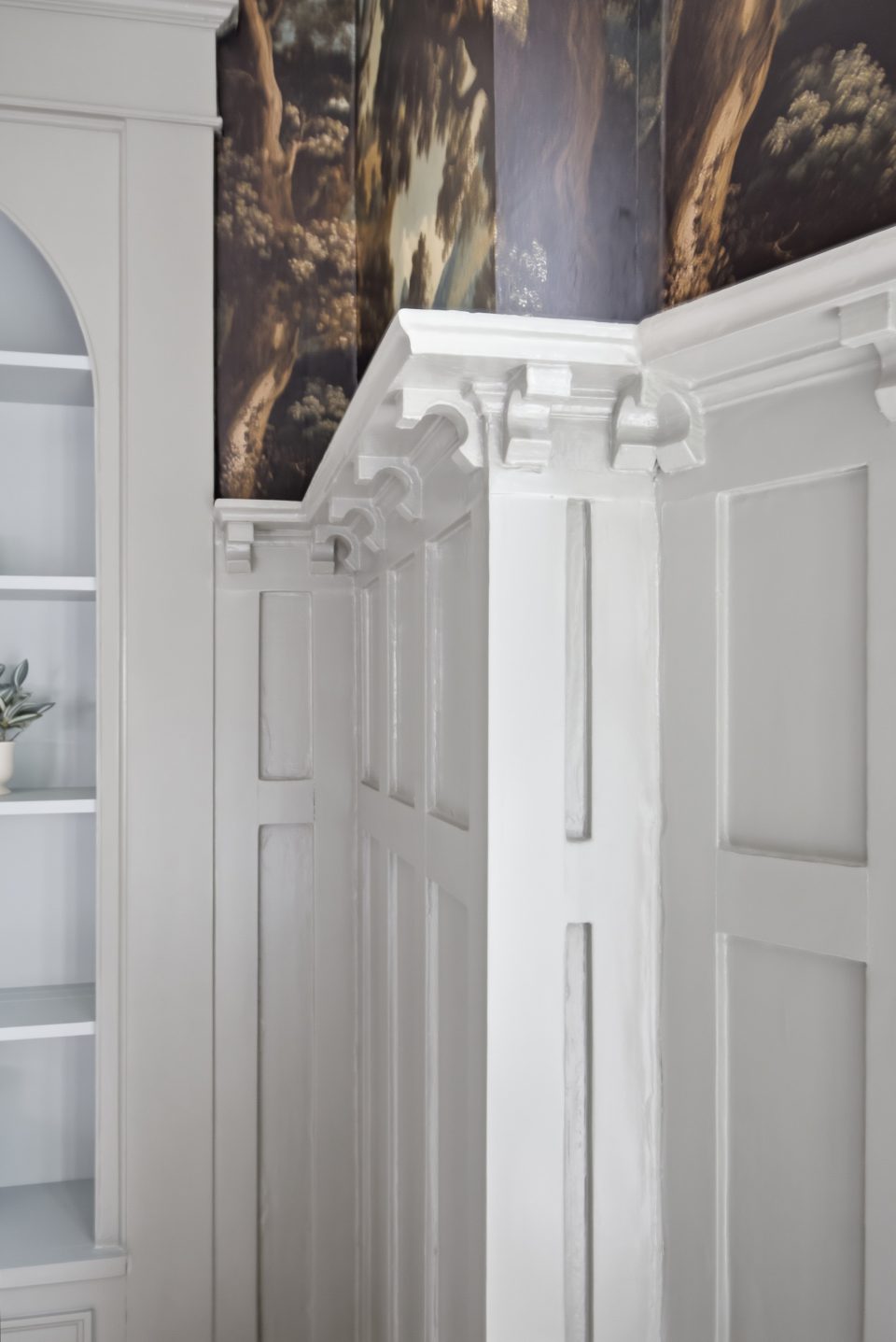 Sitting room and built-ins at 173 Tradd Street