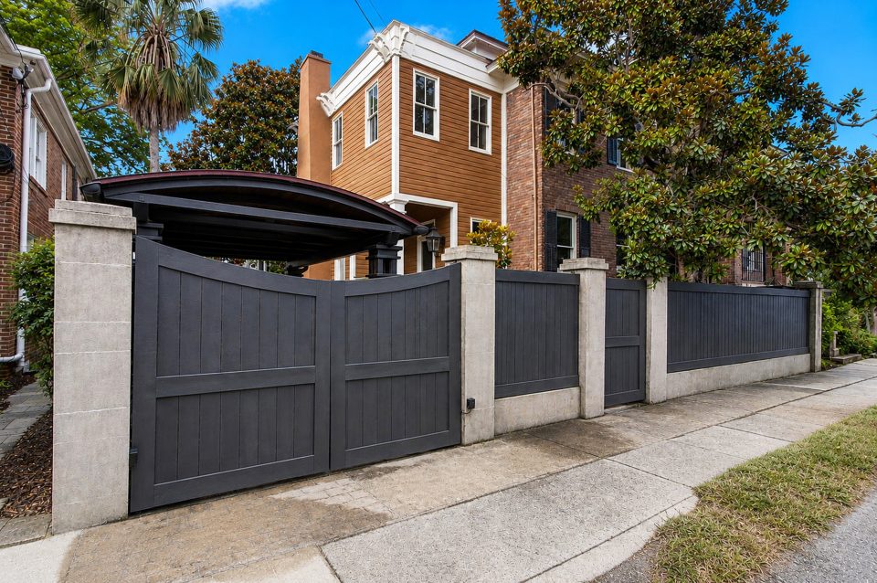 Private courtyard and porches at 173 Tradd Street
